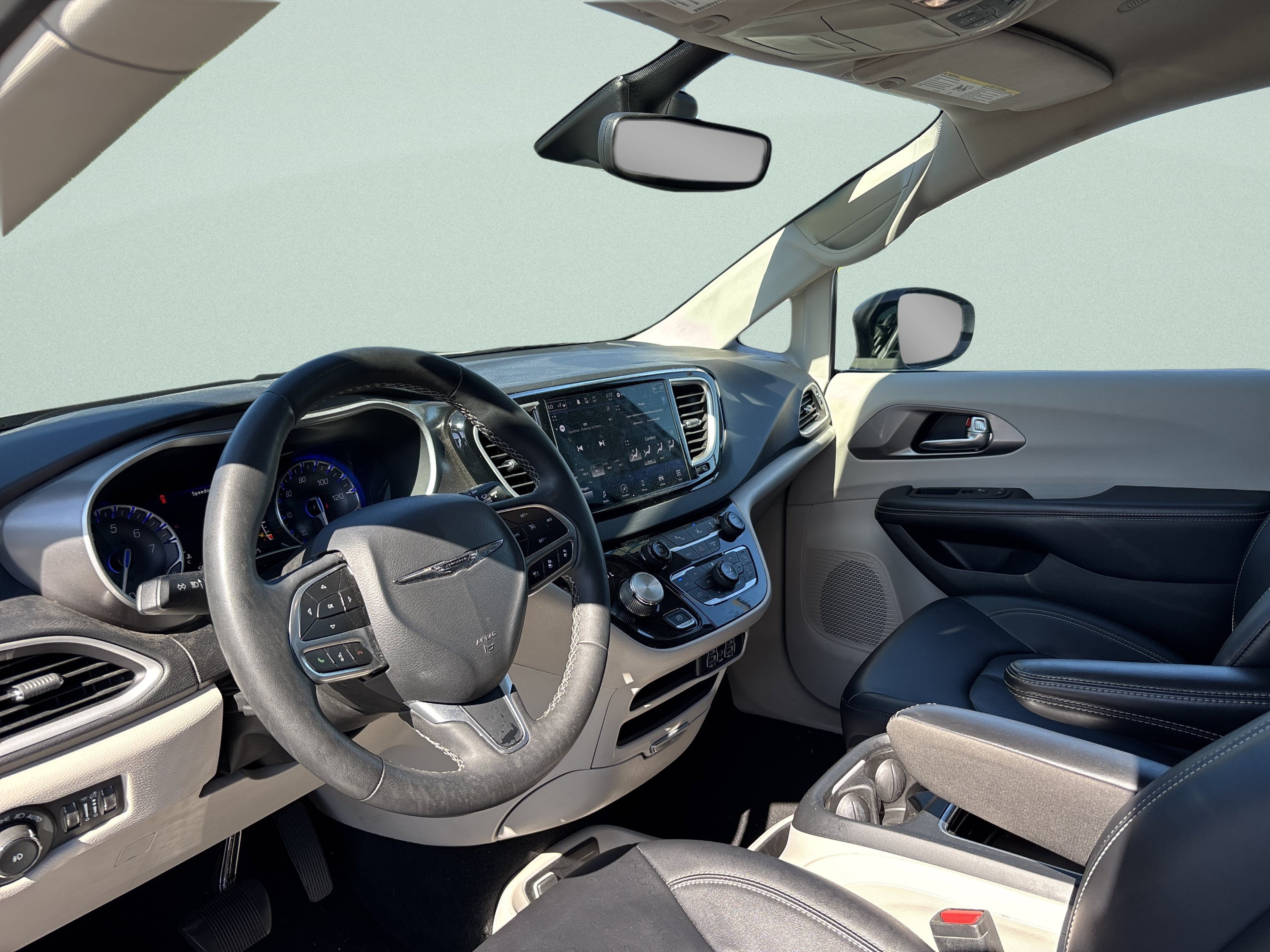 Used 2024 Chrysler Pacifica Touring-L FWD image 14