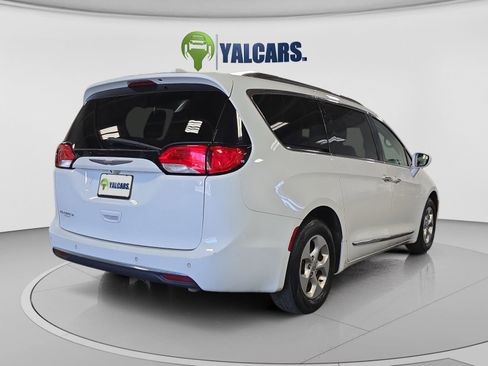 Used 2017 Chrysler Pacifica Touring-L Plus FWD image 5