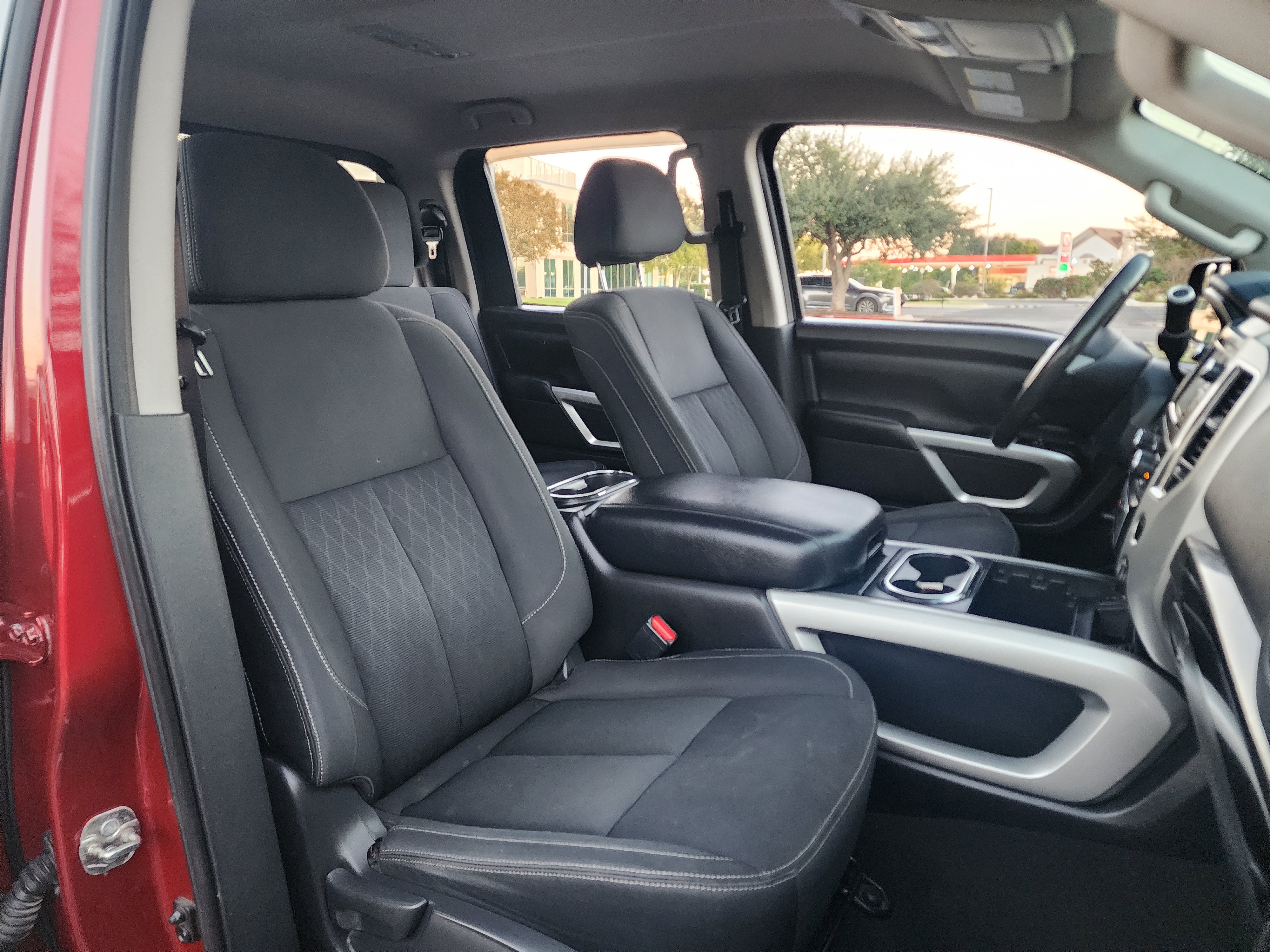 Used 2018 Nissan Titan SV w/ SV Convenience Package AWD/4WD image 13