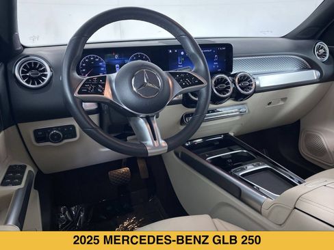 Used 2025 Mercedes-Benz GLB 250 4MATIC image 2