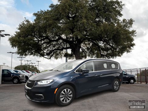 Used 2021 Chrysler Pacifica Touring-L image 1