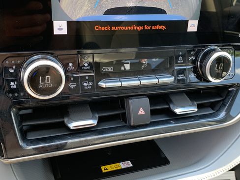 Used 2023 Toyota Highlander Limited FWD image 21
