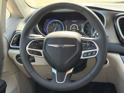 Used 2024 Chrysler Pacifica Touring-L FWD image 14
