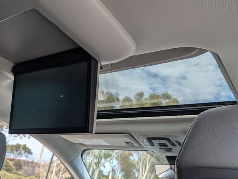 Used 2023 Toyota Sienna Limited FWD image 3