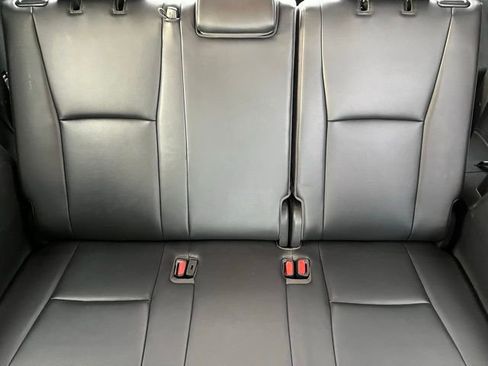 Used 2023 Toyota Highlander XLE image 16