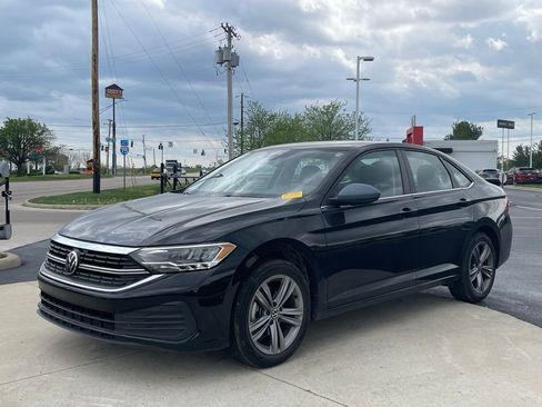 Used 2024 Volkswagen Jetta SE image 3