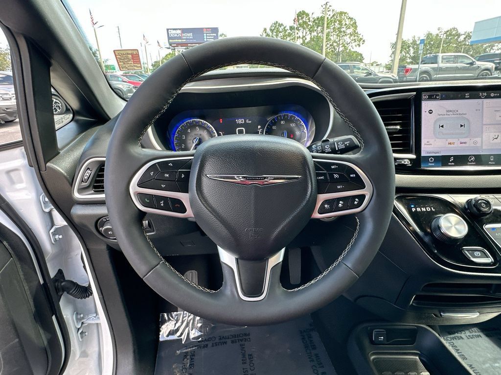 Used 2025 Chrysler Pacifica Select FWD image 11