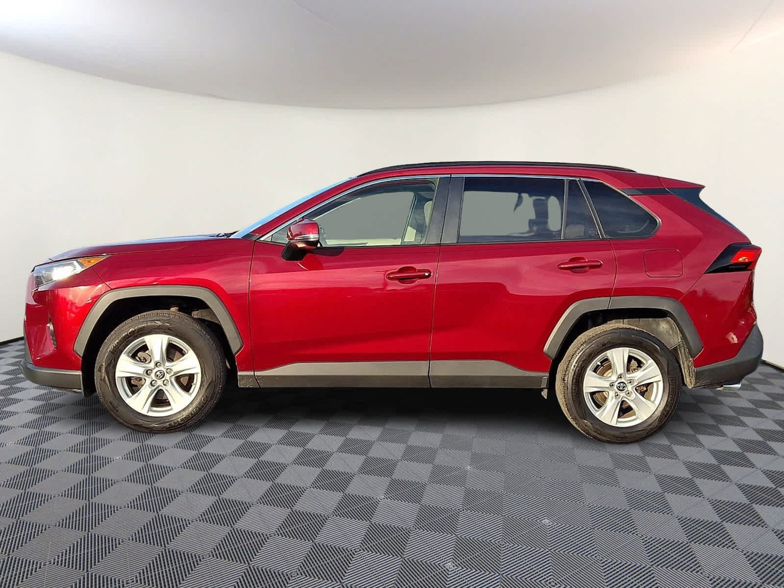 Used 2019 Toyota RAV4 XLE w/ Convenience Package FWD image 8