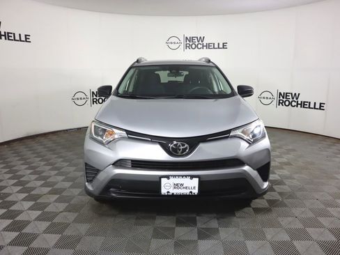 Used 2018 Toyota RAV4 LE AWD/4WD image 2
