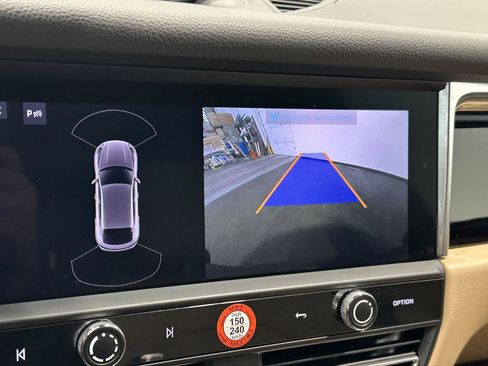 Certified 2025 Porsche Macan AWD/4WD image 29