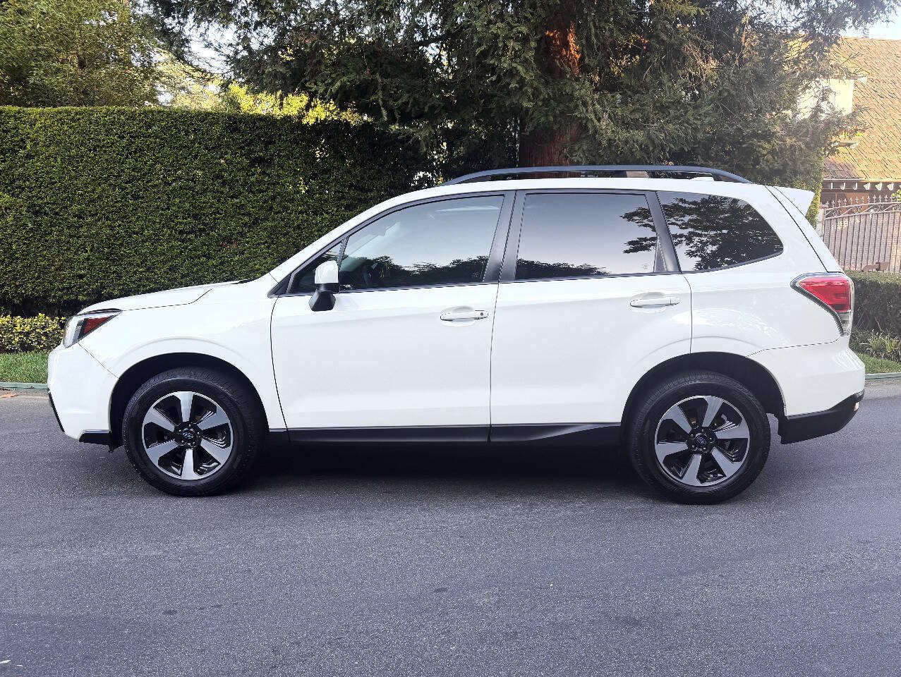Used 2017 Subaru Forester 2.5i Premium AWD/4WD image 4