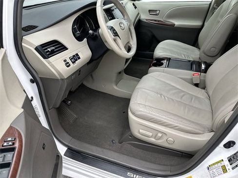 Used 2011 Toyota Sienna XLE w/ Premium Pkg image 11