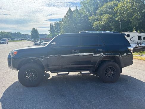 Used 2018 Toyota 4Runner TRD Off-Road AWD/4WD image 8