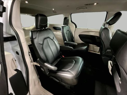 Used 2024 Chrysler Pacifica Touring-L FWD image 20