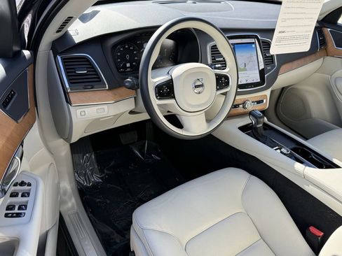 Certified 2022 Volvo XC90 T6 Momentum w/ Climate Package image 17