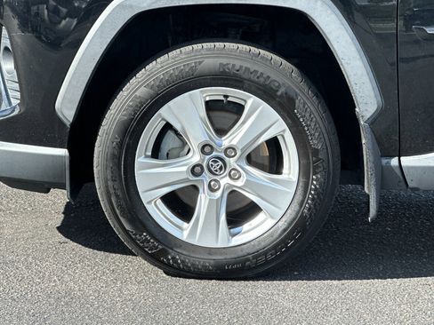 Used 2020 Toyota RAV4 XLE image 24
