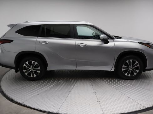 Certified 2024 Toyota Highlander XLE image 7