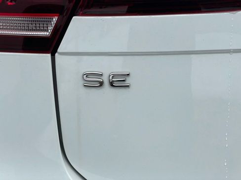 Used 2022 Volkswagen Tiguan SE w/ Panoramic Sunroof Package image 23