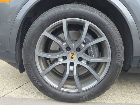 Certified 2024 Porsche Cayenne AWD/4WD image 24