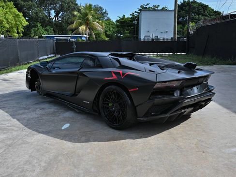 Used 2018 Lamborghini Aventador S AWD/4WD image 3