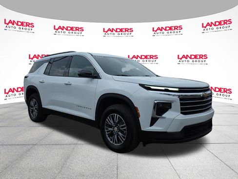 Used 2026 Chevrolet Traverse LT FWD image 1