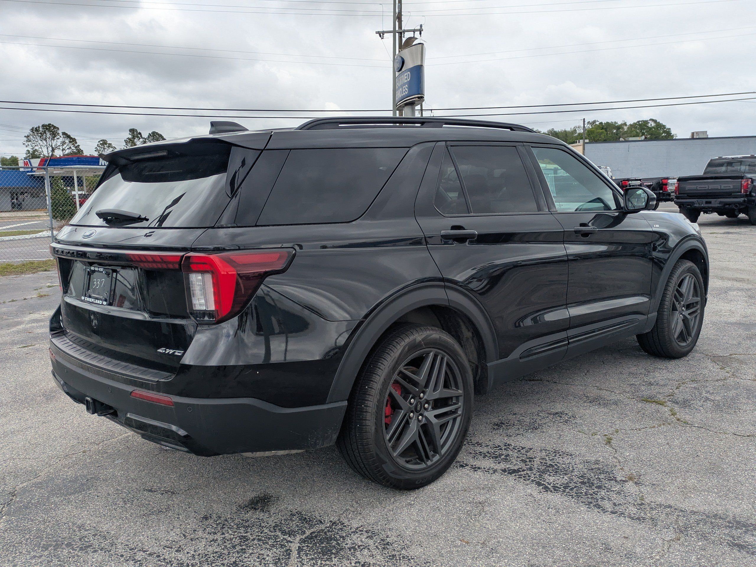Used 2025 Ford Explorer ST-Line w/ Premium Package AWD/4WD image 4