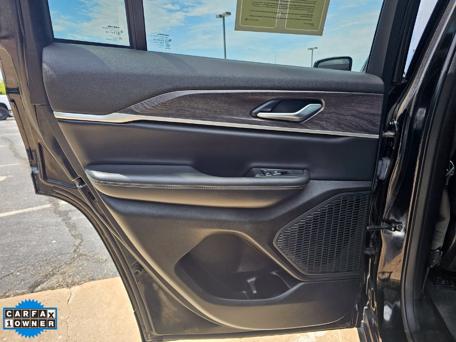 Used 2023 Jeep Grand Cherokee Limited w/ Black Appearance Package AWD/4WD image 28