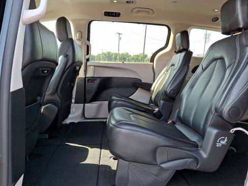 Used 2024 Chrysler Pacifica Touring-L FWD image 20