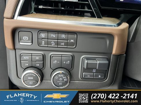 Used 2025 Chevrolet Suburban High Country AWD/4WD image 25