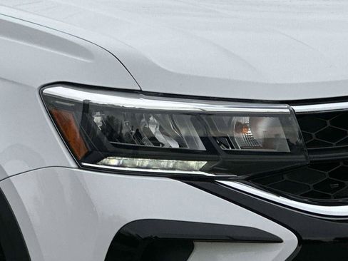 Certified 2022 Volkswagen Taos SE w/ Panoramic Sunroof Package image 7