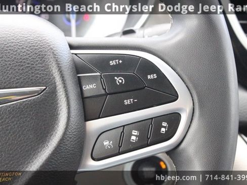 Used 2023 Chrysler Pacifica Touring-L image 17