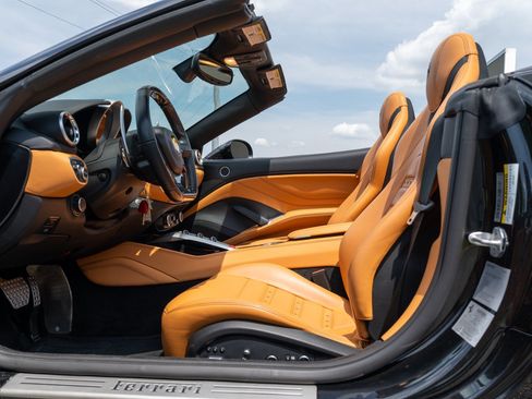 Used 2018 Ferrari California T RWD image 30