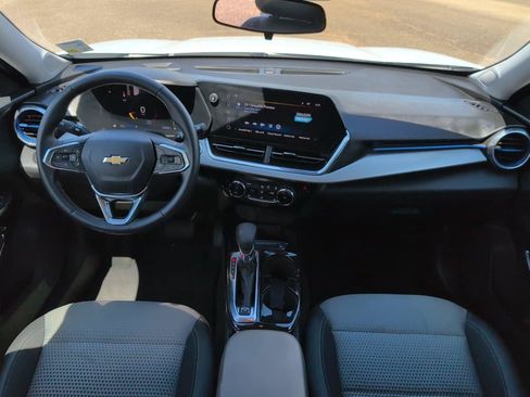 Used 2025 Chevrolet Trax LT w/ Driver Confidence Package FWD image 21