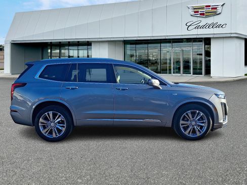 Used 2023 Cadillac XT6 Premium Luxury image 6