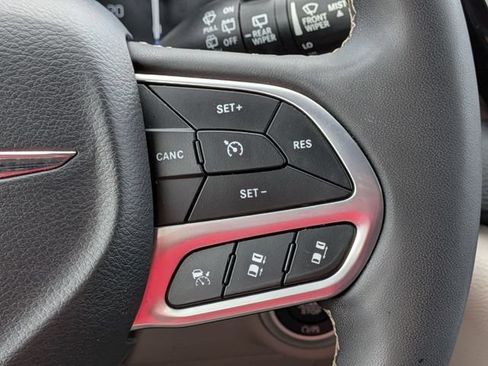 Used 2024 Chrysler Pacifica Touring-L FWD image 20