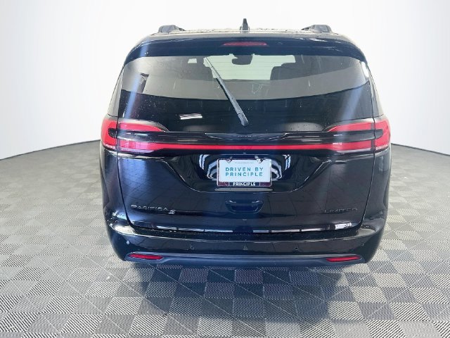 Used 2025 Chrysler Pacifica Limited FWD image 7