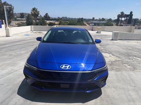Used 2025 Hyundai Elantra Limited FWD image 5