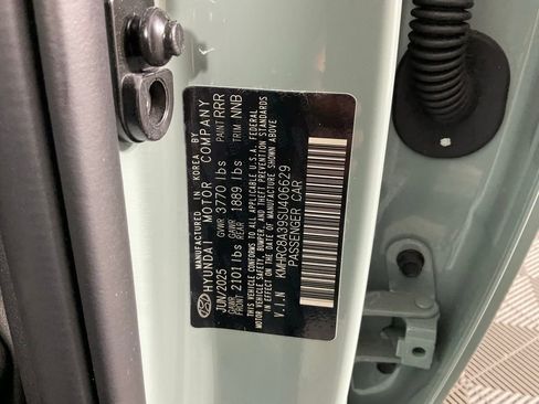 Used 2025 Hyundai Venue Limited FWD image 26