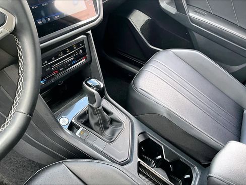 Used 2024 Volkswagen Tiguan SE FWD image 15