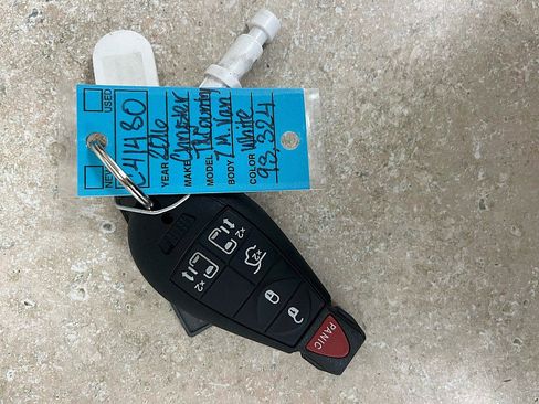 Used 2016 Chrysler Town & Country Touring image 28