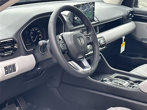 New 2025 Honda Pilot Touring image 15