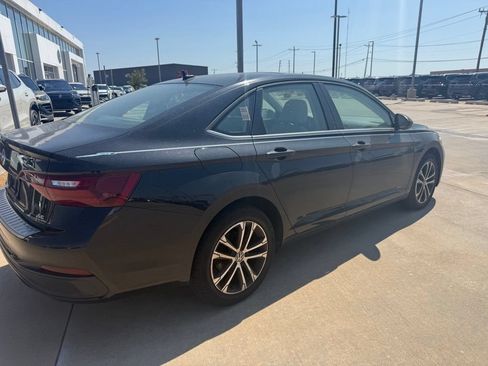 Used 2023 Volkswagen Jetta SE w/ Panoramic Sunroof Package FWD image 3
