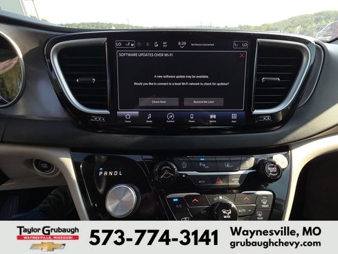 Used 2023 Chrysler Pacifica Touring-L FWD image 10