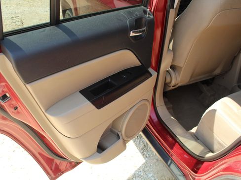 Used 2016 Jeep Patriot Latitude FWD image 16