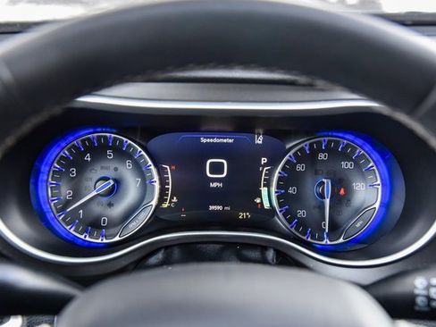 Used 2023 Chrysler Pacifica Touring-L image 16