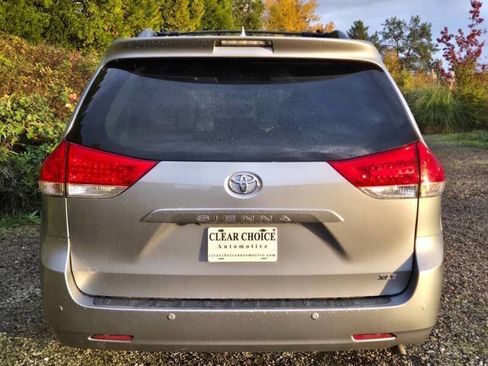 Used 2012 Toyota Sienna XLE w/ Premium Pkg image 6