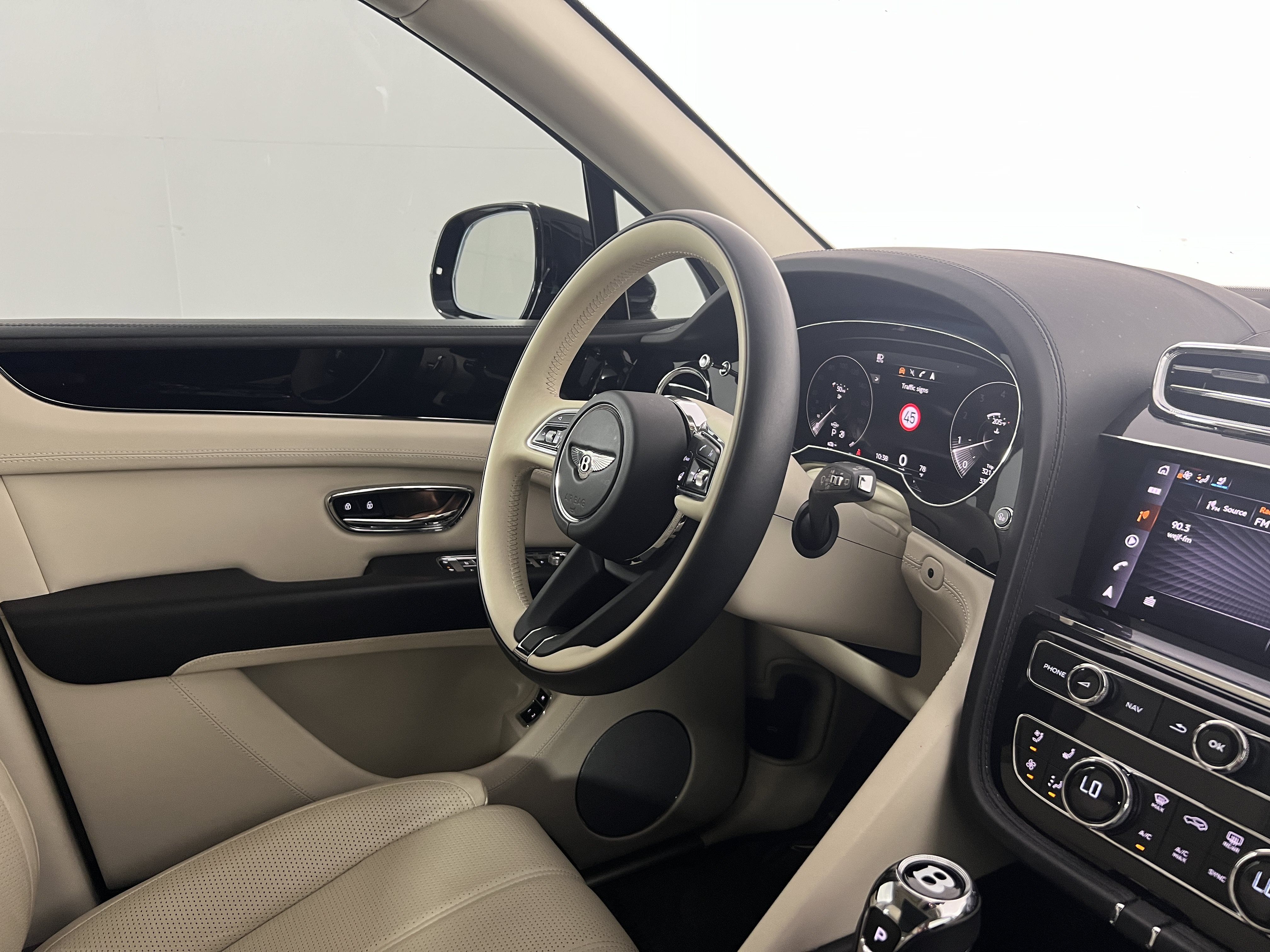 Used 2021 Bentley Bentayga AWD/4WD image 10