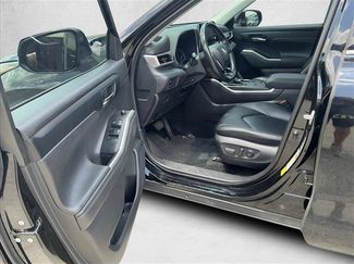 Used 2020 Toyota Highlander XLE FWD video 2