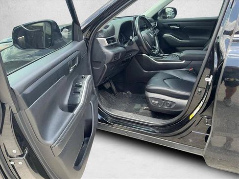 Used 2020 Toyota Highlander XLE FWD image 2