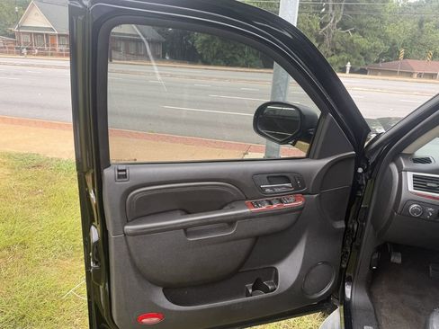 Used 2011 Cadillac Escalade ESV Luxury image 36